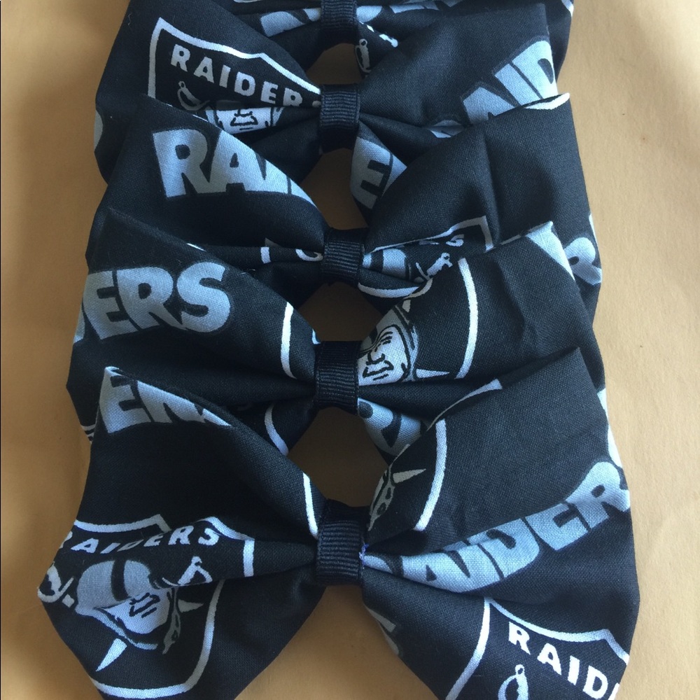 Raiders bowing an alligator clip
